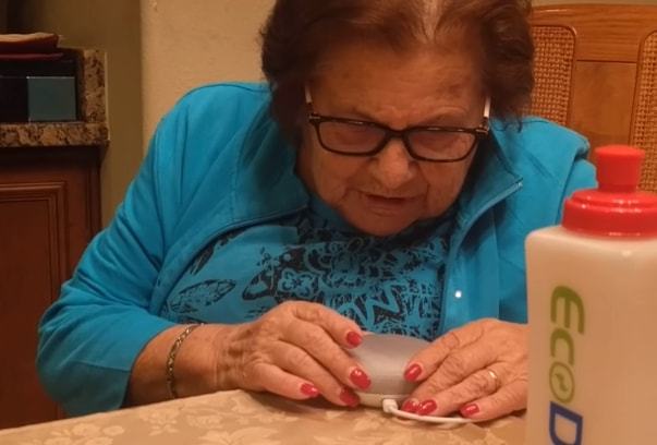 Grandmother’s hilarious reaction to Google Home Mini Grandmother’s hilarious reaction to Google Home Mini