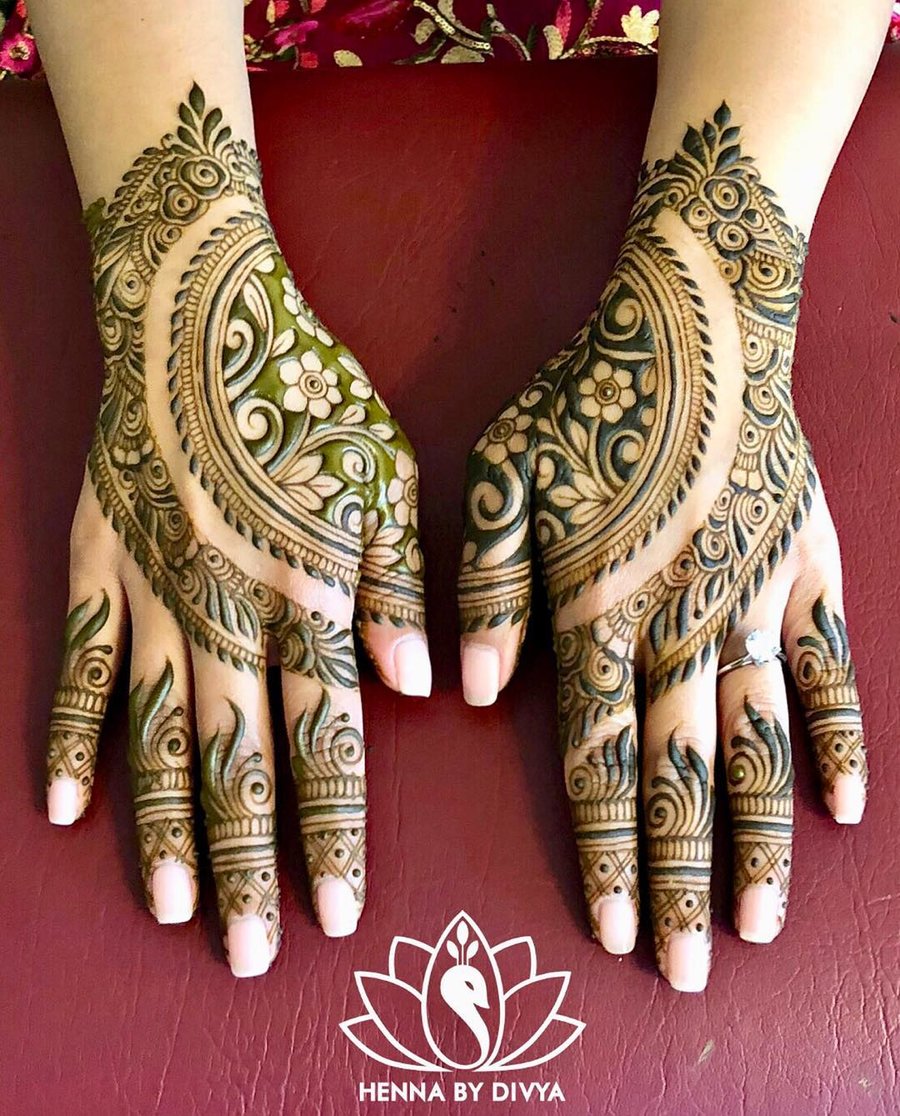 A jaw-droppingly beautiful backhand mehndi design